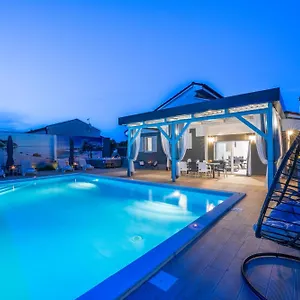 Beauty With Heated Pool And Jacuzzi Villa